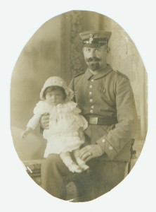 Julius auf Heimaturlaub während des Ersten Weltkrieges, aus dem er unversehrt und mit dem Eisernen Verdienstkreuz 1918 zurück kehrte